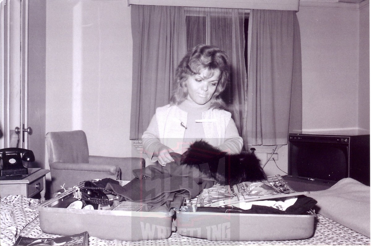 Darling Dagmar packs for morning flight to Detriot after her match in Toronto. Photo by Roger Baker