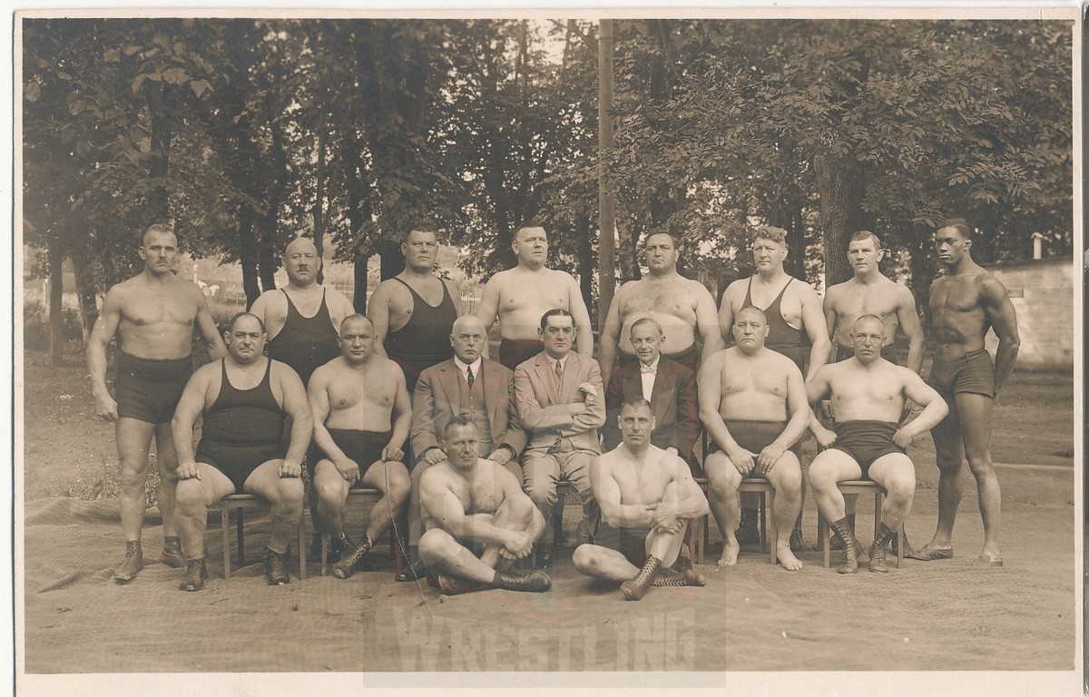 Reginald Siki posing with other wrestlers in Estonia