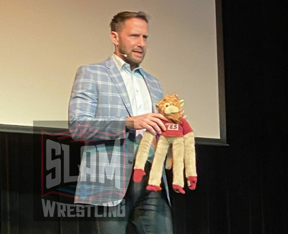 Nigel McGuinness and a "Yes" monkey ... who could that refer to? Photo by Mike Lano, WReaLano@aol.com