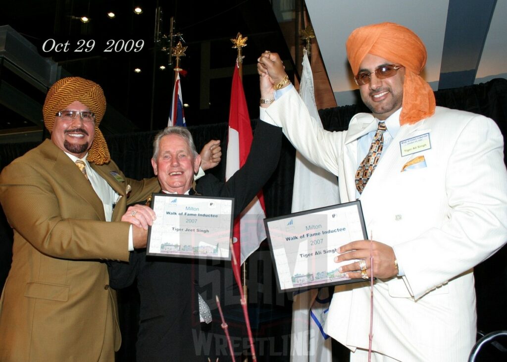 Tiger Jeet Singh, Milton (ON) mayor Gord Krantz and Tiger Ali Singh on October 29, 2009.