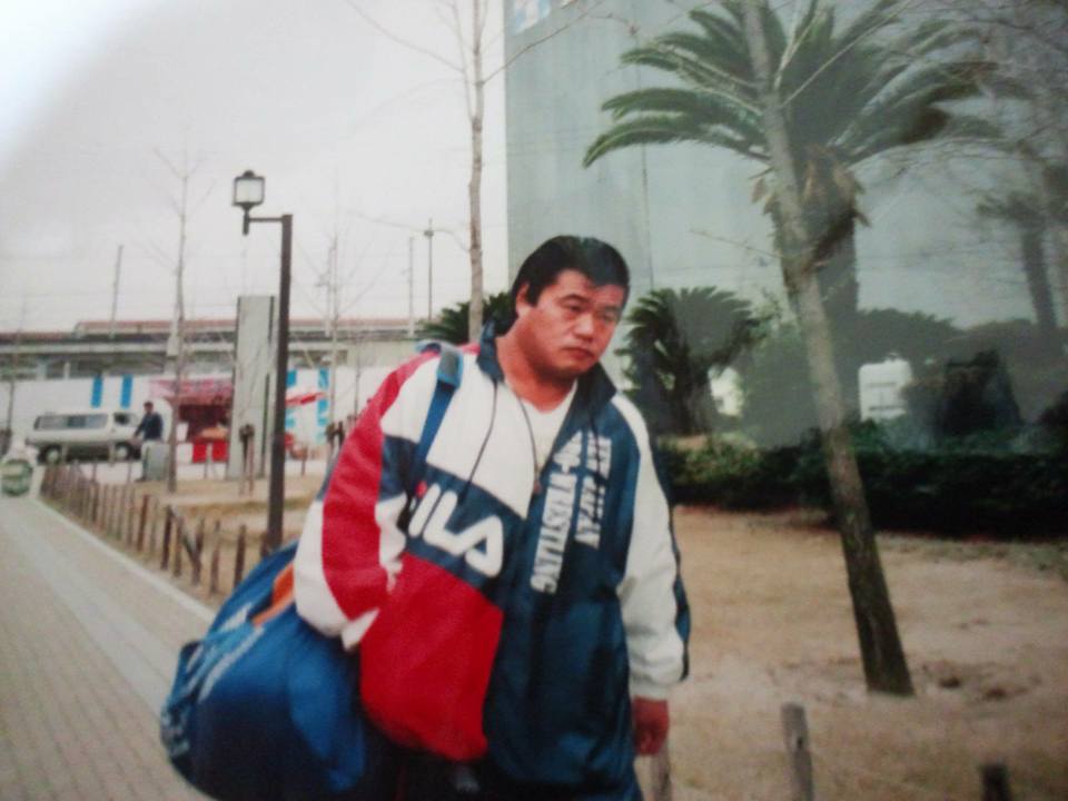 Kuniaki Kobayashi carrying his own bags. Facebook photo