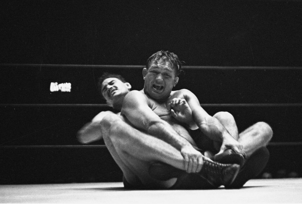El Pulpo tugs at Vincent López at the Olympic Auditorium in Los Angeles, 1937. Photo courtesy Los Angeles Times Photographic Archive, UCLA Library Special Collections.