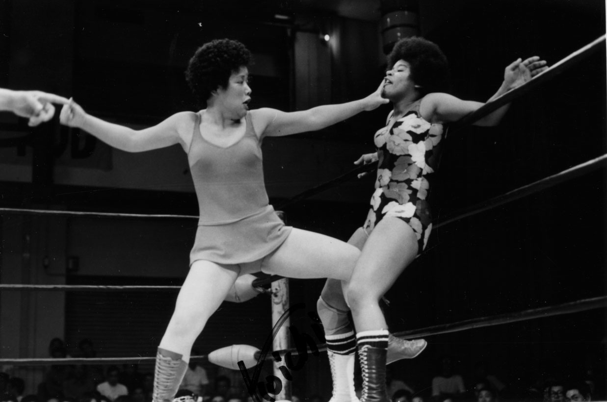 Miyoko Hoshino fights Sandy Parker in Japan.